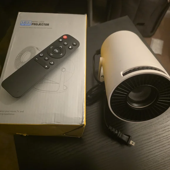 Mini LED Projector - Picture 2 of 4